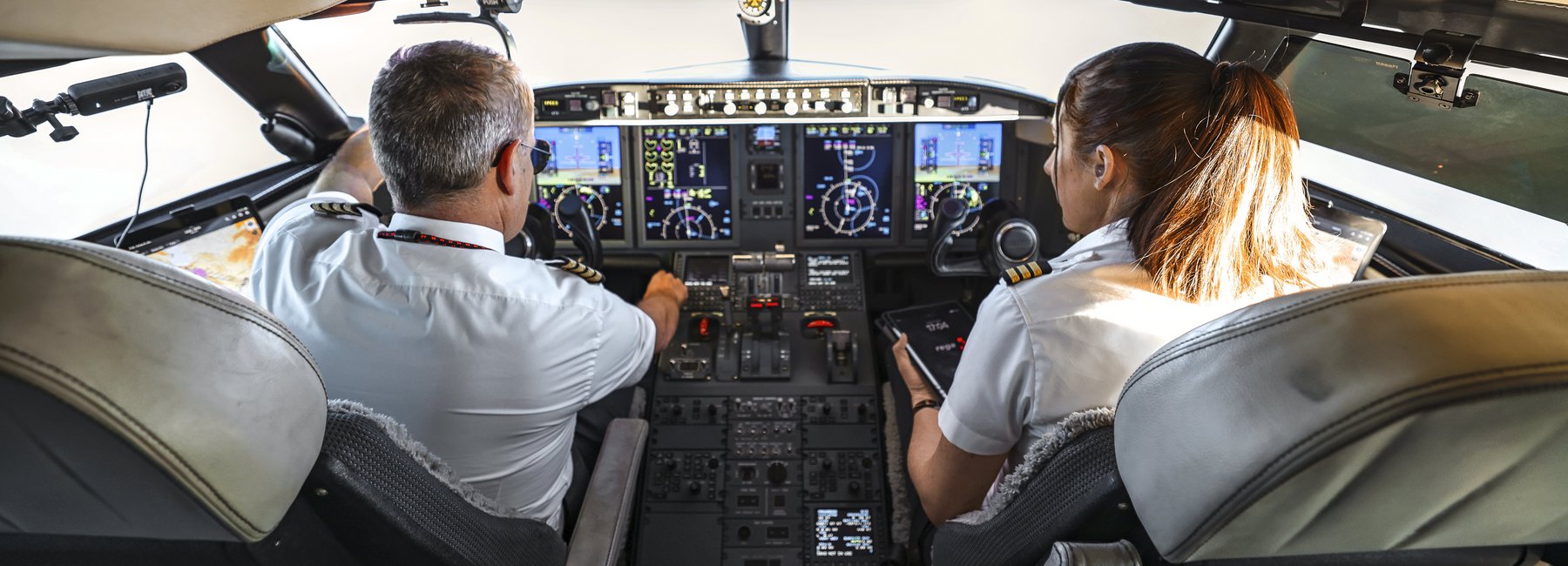 Zwei Piloten im Cockpit des Ambulanzjet der Rega 